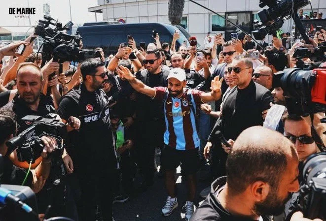 استقبال تاريخي لمحمد صلاح من جماهير طرابزون
