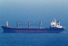 استهداف غرفة محرك سفينة حاولت خرق الحصار البحري على إيران