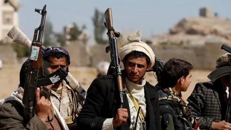 الحوثيون يستهدفون تجمعات سعودية في الرويك والعبر والثنية ومعسكرات شرقية في اليمن