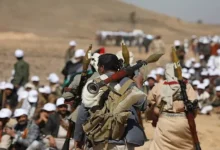 الحوثيون يستهدفون سفينة سعودية في باب المندب ويكشفون عن تحشيدات ومخازن أسلحة في اليمن