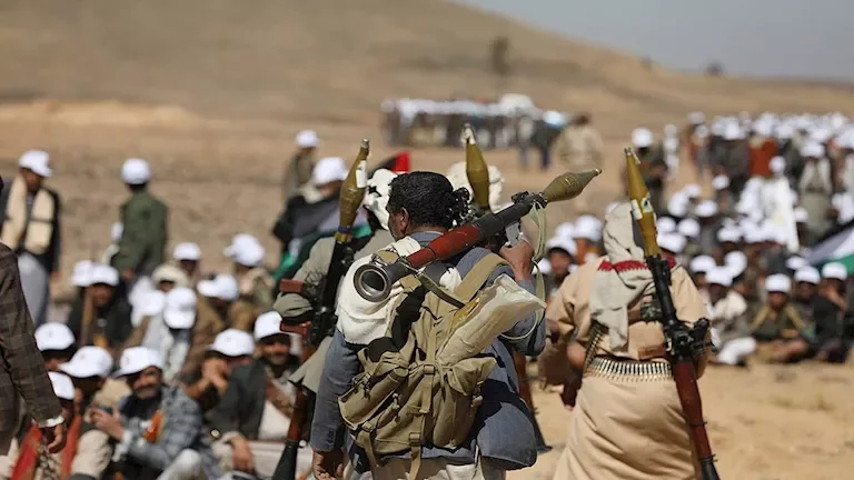 الحوثيون يستهدفون سفينة سعودية في باب المندب ويكشفون عن تحشيدات ومخازن أسلحة في اليمن
