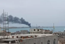الحوثيون يشنون عشر هجمات على مدينة المخا ويستهدفون مأرب