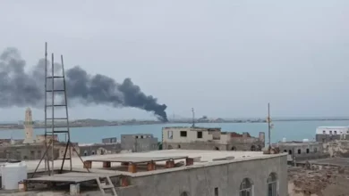 الحوثيون يشنون عشر هجمات على مدينة المخا ويستهدفون مأرب