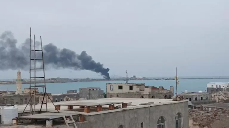 الحوثيون يشنون عشر هجمات على مدينة المخا ويستهدفون مأرب