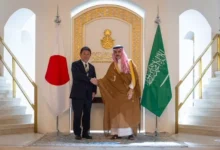 السعودية تؤكد أهمية تأمين الملاحة في "هرمز وباب المندب" وتدعو للحلول السلمية