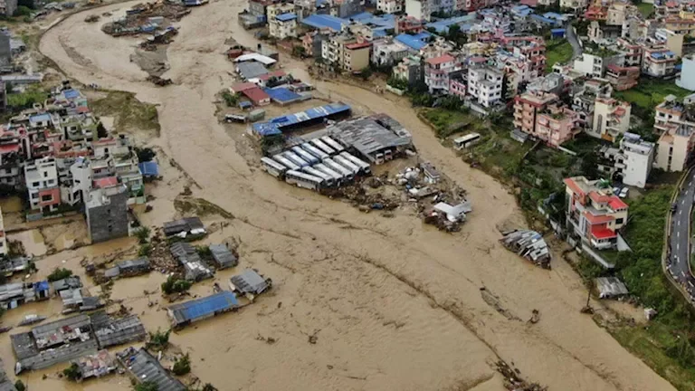 السيول تجرف جسرًا ومنازل في نيبال خلال 30 ثانية