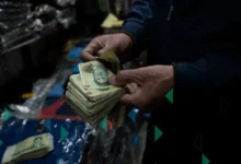 العقوبات على إيران تؤثر على قطاع النفط والعملة والتضخم