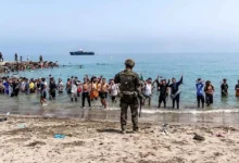 المغرب يستعد لمحاولات عبور جماعي جديدة نحو سبتة ومليلية بعد سقوط عشرات الضحايا