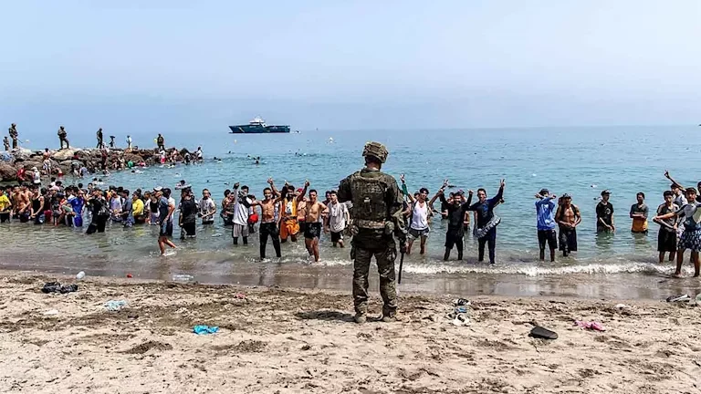 المغرب يستعد لمحاولات عبور جماعي جديدة نحو سبتة ومليلية بعد سقوط عشرات الضحايا