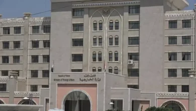 اليمن تطالب باتخاذ إجراءات دولية ضد الحوثيين عقب استهداف سفينة في باب المندب