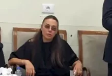 انهيار الفنانة لورا خليل خلال تشييع جثمان زوجها بالصور