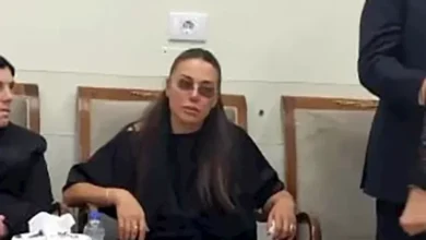 انهيار الفنانة لورا خليل خلال تشييع جثمان زوجها بالصور