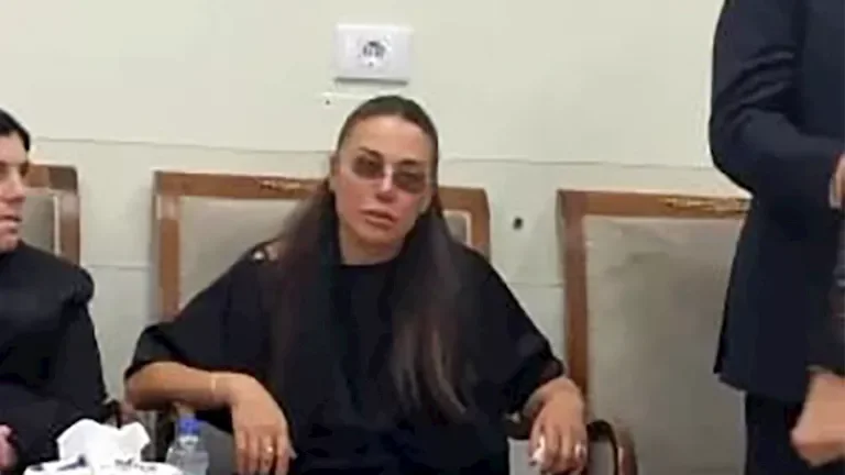 انهيار الفنانة لورا خليل خلال تشييع جثمان زوجها بالصور
