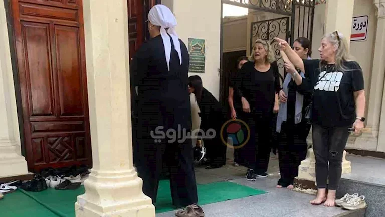 انهيار نجلاء فتحي خلال مراسم تشييع ابنتها الوحيدة