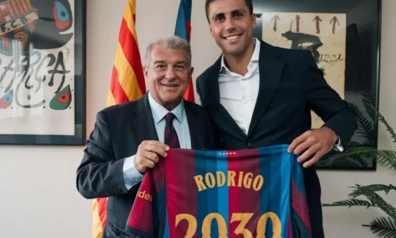 برشلونة يعلن التعاقد مع رودري حتى عام 2030