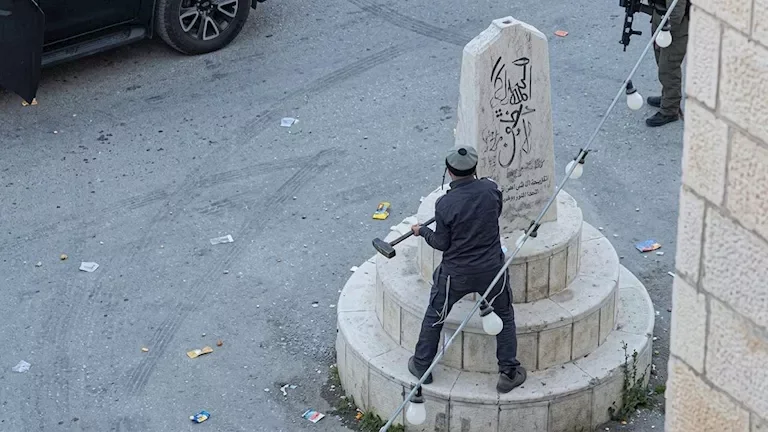 برلماني إسرائيلي يتسبب في تحطيم نصب تذكاري للشهداء الفلسطينيين بالضفة الغربية