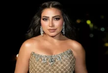"بوسي تتألق بفستان أنيق في أحدث إطلالة لها"