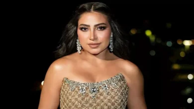 "بوسي تتألق بفستان أنيق في أحدث إطلالة لها"