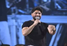 تامر حسني يتألق بموهبة تقليد نجوم الفن إلى جانب التمثيل والغناء