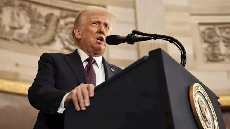 ترامب يهدد بضم مضيق هرمز وإيران تضع شروطاً لإعادة فتحه
