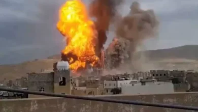 تصعيد عسكري في الساحل اليمني: هجمات حوثية بالصواريخ والطائرات المسيّرة تستهدف المخا