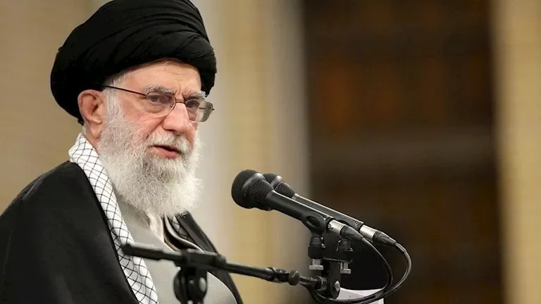 جداريات في طهران تدعو للثأر لمقتل خامنئي