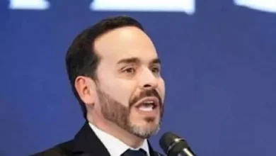 رئيس كولومبيا يطالب ترامب بتعليق الرسوم الجمركية لأسباب اقتصادية.