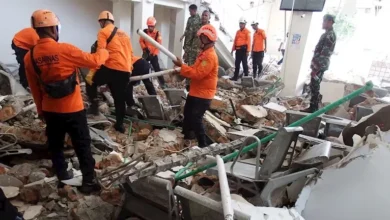 رجال الإنقاذ في إندونيسيا يواصلون جهودهم للعثور على ناجين بعد الزلزال