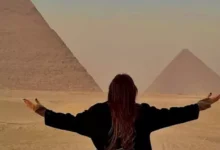 سلمى أبو ضيف وياسمين عبدالعزيز تتألقان في لقطات جديدة أمام الأهرامات