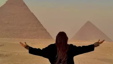 سلمى أبو ضيف وياسمين عبدالعزيز تتألقان في لقطات جديدة أمام الأهرامات