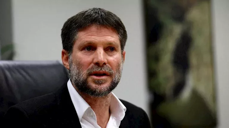 سموتريتش يدعو إلى منع الرئيس الفلسطيني من العودة إلى الضفة الغربية بسبب زيارته لتركيا