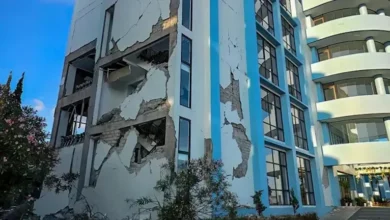 صور توثق الأضرار الناجمة عن زلزال بقوة 7.7 درجات في إندونيسيا