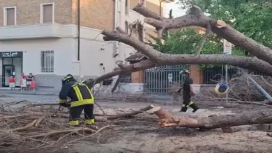 عواصف وفيضانات شديدة تضرب شمال إيطاليا وتؤدي إلى انقلاب 4 طائرات