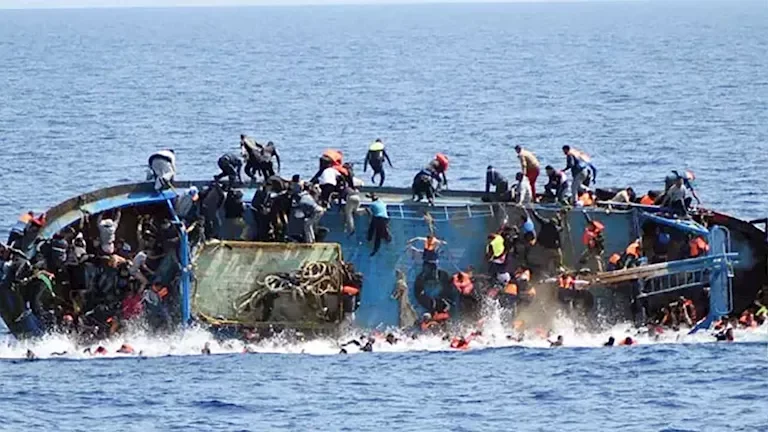 غرق مركب مهاجرين قبالة تونس وفقدان 13 شخصاً مع إنقاذ ناجين
