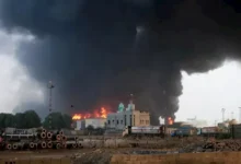 قصف حوثي يستهدف ميناء المخا اليمني والمضادات الجوية تتصدى للهجوم