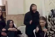 لحظة تأثر نجلاء فتحي خلال صلاة الجنازة على ابنتها