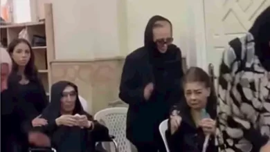 لحظة تأثر نجلاء فتحي خلال صلاة الجنازة على ابنتها