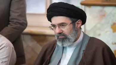 مجتبى خامنئي يتولى إدارة شؤون البلاد من خلف الكواليس