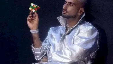 محمد الشرنوبي يثير الجدل بزي الغجر ويواجه انتقادات من شعراء ونقاد