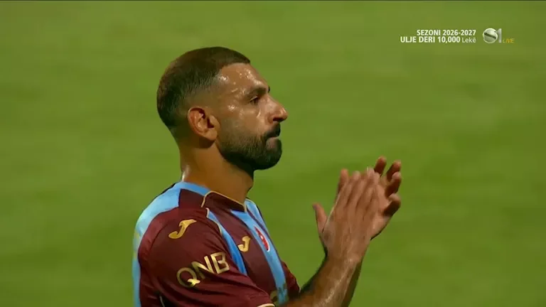 محمد كريم يظهر بتيشيرت نادي طرابزون التركي دعماً لمحمد صلاح