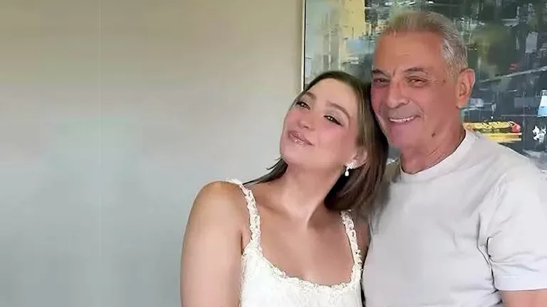محمود حميدة يتفاعل بشكل مؤثر عند رؤية ابنته أمنية بفستان الزفاف - فيديو