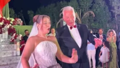 محمود حميدة يحتفل برقص مميز مع ابنته في حفل زفافها