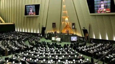مسؤول إيراني يؤكد عدم الاستسلام للحصار الأمريكي وحماية المصالح بقوة