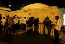 مستوطنون يقتحمون قبر يوسف في نابلس بحماية القوات الاحتلالية
