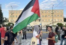 مظاهرات في اليونان تطالب بوقف التعامل مع إسرائيل بمشاركة الأعلام الفلسطينية