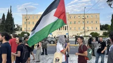 مظاهرات في اليونان تطالب بوقف التعامل مع إسرائيل بمشاركة الأعلام الفلسطينية
