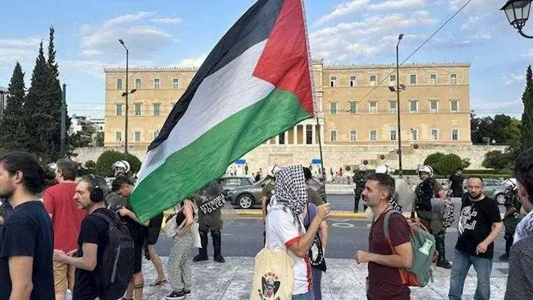 مظاهرات في اليونان تطالب بوقف التعامل مع إسرائيل بمشاركة الأعلام الفلسطينية
