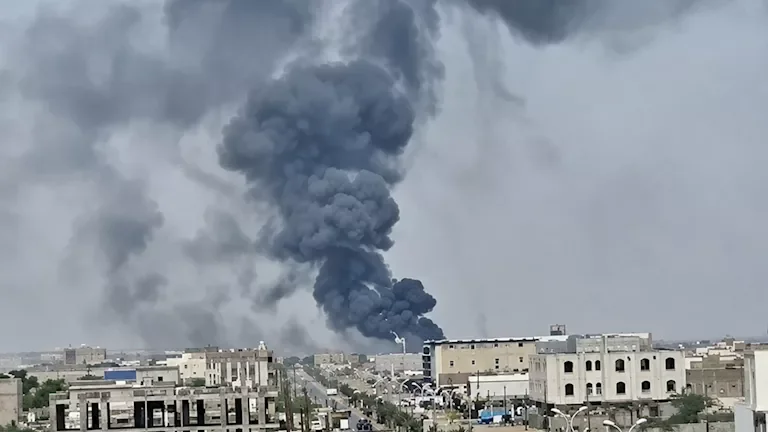 مقتل شخص وإصابة 8 آخرين جراء قصف حوثي على ميناء المخا في اليمن