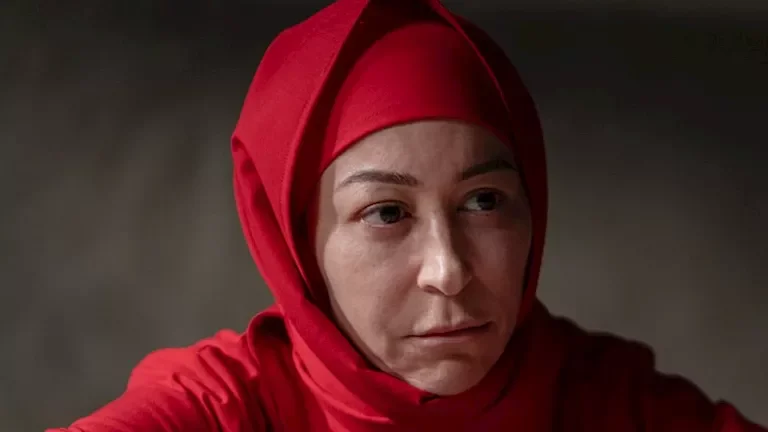 منة شلبي تتألق بملابس الإعدام في أحداث مسلسل "عنبر الموت" - صور