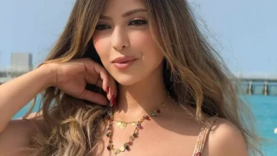 ميرنا جميل تبرز بإطلالة صيفية جريئة على ضفاف البحر